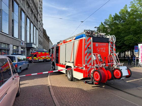 RECORD DATE NOT STATED Auto fährt durch Innenstadt MANV in Leipzig ausgelöst, mehrere Verletzte Am Montagnachmitag kam es in der Leipziger Innenstadt im Bereich des Augustusplatzes zu einer umfangreichen Einsatzlage, bei der ein Massenanfall von Verletzten (MANV) ausgerufen wurde. Nach ersten Erkenntnissen war ein Fahrzeug im innerstädtischen Bereich unterwegs und erfasste dabei mehrere Personen, wobei sich die Lage vom Augustusplatz in Richtung Thomaskirche erstreckte. Mehrere Menschen wurden verletzt, nähere Angaben zur genauen Anzahl oder zur Schwere der Verletzungen lagen zunächst nicht vor. Im weiteren Verlauf rückten zahlreiche Einsatzkräfte von Rettungsdienst, Feuerwehr und Polizei an, um die medizinische Versorgung der Betroffenen sicherzustell Copyright: xEHLxMediax 20260504_leipzig-pkw-menschenmenge_11
