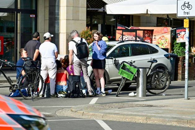 RECORD DATE NOT STATED Auto fährt durch Innenstadt MANV in Leipzig ausgelöst, mehrere Verletzte, mehrere Tote Am Montagnachmittag kam es in der Leipziger Innenstadt im Bereich des Augustusplatzes zu einer umfangreichen Einsatzlage, bei der ein Massenanfall von Verletzten (MANV) ausgerufen wurde. Nach ersten Erkenntnissen war ein Fahrzeug im innerstädtischen Bereich unterwegs und erfasste dabei mehrere Personen, wobei sich die Lage vom Augustusplatz über die Grimmaische Straße bis in den Bereich Markt erstreckte. Nach Angaben des Leipziger Branddirektors Axel Schuh wurden zwei Personen so schwer verletzt, dass sie noch vor Ort beziehungsweise kurze Zeit später verstarben. Zwei weitere Menschen erlitten schwere Verletzungen und wurden nach einer Erstvers Copyright: xEHLxMediax 20260504_leipzig-pkw-menschenmenge_13
