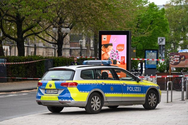 Leipzig car drives through crowd downtown MANV triggered, several injured, several dead, suspect arrested On Monday afternoon, an extensive emergency situation occurred in d Copyright: xEHLxMediax 20260504_leipzig-pkw-menschenmenge_16