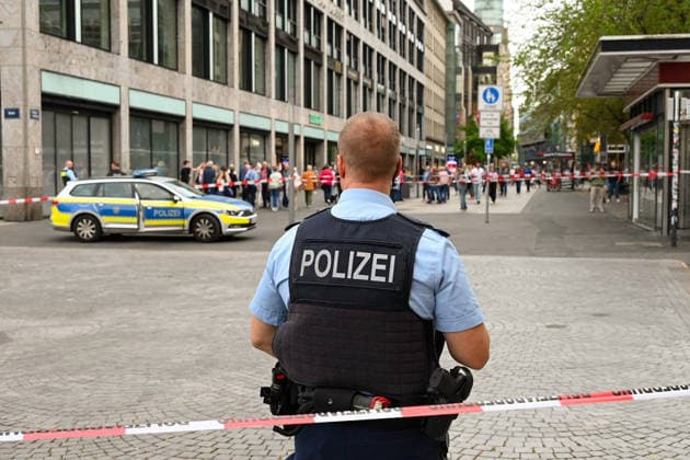 Leipzig car drives through crowd downtown MANV triggered, several injured, several dead, suspect arrested On Monday afternoon, an extensive emergency situation occurred in d Copyright: xEHLxMediax 20260504_leipzig-pkw-menschenmenge_17