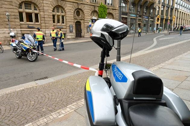 RECORD DATE NOT STATED Leipzig: Auto fährt durch Menschenmenge Innenstadt MANV ausgelöst, mehrere Verletzte, mehrere Tote, Beschuldigter festgenommen Polizei sperrt Tatort ab Am Montagnachmittag kam es in der Leipziger Innenstadt im Bereich des Augustusplatzes zu einer umfangreichen Einsatzlage, bei der ein Massenanfall von Verletzten (MANV) ausgerufen wurde. Nach ersten Erkenntnissen war ein Fahrzeug im innerstädtischen Bereich unterwegs und erfasste dabei mehrere Personen, wobei sich die Lage vom Augustusplatz über die Grimmaische Straße bis in den Bereich Markt erstreckte. Nach Angaben des Leipziger Branddirektors Axel Schuh wurden zwei Personen so schwer verletzt, dass sie noch vor Ort beziehungsweise kurze Zeit später verstarben. Zwei weitere Copyright: xEHLxMediax 20260504_leipzig-pkw-menschenmenge_20