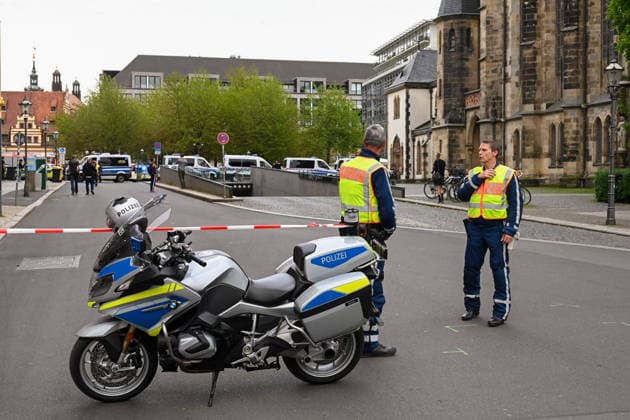 RECORD DATE NOT STATED Leipzig: Auto fährt durch Menschenmenge Innenstadt MANV ausgelöst, mehrere Verletzte, mehrere Tote, Beschuldigter festgenommen Polizei sperrt Tatort ab Am Montagnachmittag kam es in der Leipziger Innenstadt im Bereich des Augustusplatzes zu einer umfangreichen Einsatzlage, bei der ein Massenanfall von Verletzten (MANV) ausgerufen wurde. Nach ersten Erkenntnissen war ein Fahrzeug im innerstädtischen Bereich unterwegs und erfasste dabei mehrere Personen, wobei sich die Lage vom Augustusplatz über die Grimmaische Straße bis in den Bereich Markt erstreckte. Nach Angaben des Leipziger Branddirektors Axel Schuh wurden zwei Personen so schwer verletzt, dass sie noch vor Ort beziehungsweise kurze Zeit später verstarben. Zwei weitere Copyright: xEHLxMediax 20260504_leipzig-pkw-menschenmenge_21