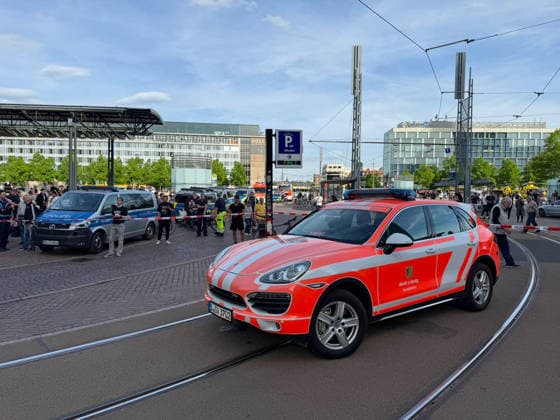 RECORD DATE NOT STATED Auto fährt durch Innenstadt MANV in Leipzig ausgelöst, mehrere Verletzte Am Montagnachmitag kam es in der Leipziger Innenstadt im Bereich des Augustusplatzes zu einer umfangreichen Einsatzlage, bei der ein Massenanfall von Verletzten (MANV) ausgerufen wurde. Nach ersten Erkenntnissen war ein Fahrzeug im innerstädtischen Bereich unterwegs und erfasste dabei mehrere Personen, wobei sich die Lage vom Augustusplatz in Richtung Thomaskirche erstreckte. Mehrere Menschen wurden verletzt, nähere Angaben zur genauen Anzahl oder zur Schwere der Verletzungen lagen zunächst nicht vor. Im weiteren Verlauf rückten zahlreiche Einsatzkräfte von Rettungsdienst, Feuerwehr und Polizei an, um die medizinische Versorgung der Betroffenen sicherzustell Copyright: xEHLxMediax 20260504_leipzig-pkw-menschenmenge_8
