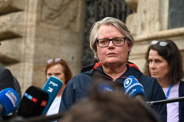 RECORD DATE NOT STATED Leipzig: Auto fährt durch Menschenmenge Innenstadt Das sagen Polizei, Staatsanwaltschaft und Innenminister Schuster Am Montagnachmittag kam es in der Leipziger Innenstadt im Bereich des Augustusplatzes zu einer umfangreichen Einsatzlage, bei der ein Massenanfall von Verletzten (MANV) ausgerufen wurde. Nach ersten Erkenntnissen war ein Fahrzeug im innerstädtischen Bereich unterwegs und erfasste dabei mehrere Personen, wobei sich die Lage vom Augustusplatz über die Grimmaische Straße bis in den Bereich Markt erstreckte. Nach Angaben des Leipziger Branddirektors Axel Schuh wurden zwei Personen so schwer verletzt, dass sie noch vor Ort beziehungsweise kurze Zeit später verstarben. Zwei weitere Menschen erlitten schwere Verletzungen un Copyright: xEHLxMediax 20260504_stichwort-stichwort-stichwort_22