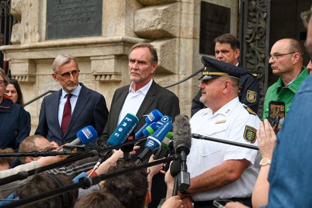 RECORD DATE NOT STATED Leipzig: Auto fährt durch Menschenmenge Innenstadt Das sagen Polizei, Staatsanwaltschaft und Innenminister Schuster Am Montagnachmittag kam es in der Leipziger Innenstadt im Bereich des Augustusplatzes zu einer umfangreichen Einsatzlage, bei der ein Massenanfall von Verletzten (MANV) ausgerufen wurde. Nach ersten Erkenntnissen war ein Fahrzeug im innerstädtischen Bereich unterwegs und erfasste dabei mehrere Personen, wobei sich die Lage vom Augustusplatz über die Grimmaische Straße bis in den Bereich Markt erstreckte. Nach Angaben des Leipziger Branddirektors Axel Schuh wurden zwei Personen so schwer verletzt, dass sie noch vor Ort beziehungsweise kurze Zeit später verstarben. Zwei weitere Menschen erlitten schwere Verletzungen un Copyright: xEHLxMediax 20260504_stichwort-stichwort-stichwort_24