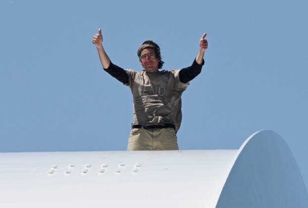 Guido Reichstadter protests against the war in Iran atop a Bridge in Washington Guido Reichstadter gestures as he protests against the war in Iran atop the Frederick Douglass Memorial Bridge for the fourth day, in Washington, DC on May 4, 2026. Photo by Olivier Douliery ABACAPRESS.COM Washington DC United States  Copyright: xDoulieryxOlivier ABACAx