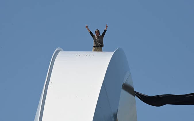 Guido Reichstadter protests against the war in Iran atop a Bridge in Washington Guido Reichstadter gestures as he protests against the war in Iran atop the Frederick Douglass Memorial Bridge for the fourth day, in Washington, DC on May 4, 2026. Photo by Olivier Douliery ABACAPRESS.COM Washington DC United States  Copyright: xDoulieryxOlivier ABACAx