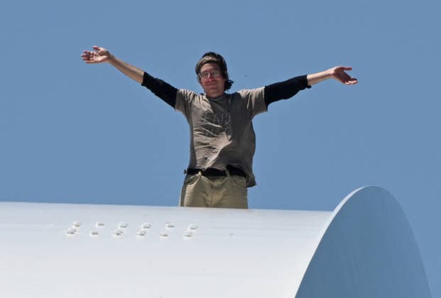 Guido Reichstadter protests against the war in Iran atop a Bridge in Washington Guido Reichstadter gestures as he protests against the war in Iran atop the Frederick Douglass Memorial Bridge for the fourth day, in Washington, DC on May 4, 2026. Photo by Olivier Douliery ABACAPRESS.COM Washington DC United States  Copyright: xDoulieryxOlivier ABACAx