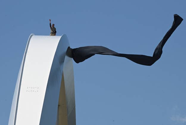 Guido Reichstadter protests against the war in Iran atop a Bridge in Washington Guido Reichstadter gestures as he protests against the war in Iran atop the Frederick Douglass Memorial Bridge for the fourth day, in Washington, DC on May 4, 2026. Photo by Olivier Douliery ABACAPRESS.COM Washington DC United States  Copyright: xDoulieryxOlivier ABACAx