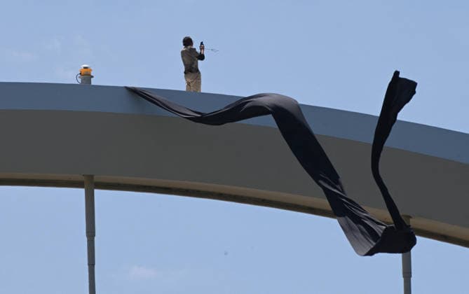 Guido Reichstadter protests against the war in Iran atop a Bridge in Washington Guido Reichstadter gestures as he protests against the war in Iran atop the Frederick Douglass Memorial Bridge for the fourth day, in Washington, DC on May 4, 2026. Photo by Olivier Douliery ABACAPRESS.COM Washington DC United States  Copyright: xDoulieryxOlivier ABACAx