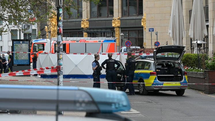 Leipzig: Auto fährt durch Menschenmenge Innenstadt Ministerpräsident Michael Kretschmer besucht den Tatort Am Montagnachmittag kam es in der Leipziger Innenstadt im Bereich des Augustusplatzes zu einer umfangreichen Einsatzlage, bei der ein Massenanfall von Verletzten (MANV) ausgerufen wurde. Nach ersten Erkenntnissen war ein Fahrzeug im innerstädtischen Bereich unterwegs und erfasste dabei mehrere Personen, wobei sich die Lage vom Augustusplatz über die Grimmaische Straße bis in den Bereich Markt erstreckte. Nach Angaben des Leipziger Branddirektors Axel Schuh wurden zwei Personen so schwer verletzt, dass sie noch vor Ort beziehungsweise kurze Zeit später verstarben. Zwei weitere Menschen erlitten schwere Verletzungen und wurden Copyright: xEHLxMediax 20260504_leipzig-pkw-menschenmenge_26