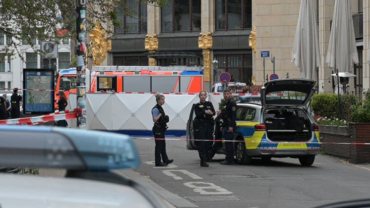 Leipzig: Auto fährt durch Menschenmenge Innenstadt Ministerpräsident Michael Kretschmer besucht den Tatort Am Montagnachmittag kam es in der Leipziger Innenstadt im Bereich des Augustusplatzes zu einer umfangreichen Einsatzlage, bei der ein Massenanfall von Verletzten (MANV) ausgerufen wurde. Nach ersten Erkenntnissen war ein Fahrzeug im innerstädtischen Bereich unterwegs und erfasste dabei mehrere Personen, wobei sich die Lage vom Augustusplatz über die Grimmaische Straße bis in den Bereich Markt erstreckte. Nach Angaben des Leipziger Branddirektors Axel Schuh wurden zwei Personen so schwer verletzt, dass sie noch vor Ort beziehungsweise kurze Zeit später verstarben. Zwei weitere Menschen erlitten schwere Verletzungen und wurden Copyright: xEHLxMediax 20260504_leipzig-pkw-menschenmenge_27