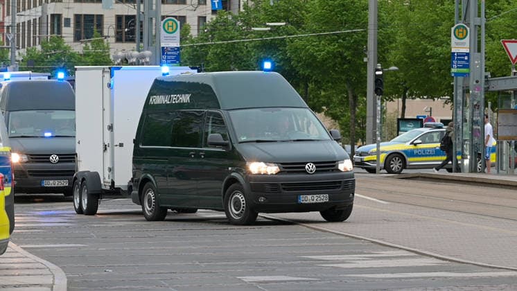 Leipzig: Auto fährt durch Menschenmenge Innenstadt Ministerpräsident Michael Kretschmer besucht den Tatort Am Montagnachmittag kam es in der Leipziger Innenstadt im Bereich des Augustusplatzes zu einer umfangreichen Einsatzlage, bei der ein Massenanfall von Verletzten (MANV) ausgerufen wurde. Nach ersten Erkenntnissen war ein Fahrzeug im innerstädtischen Bereich unterwegs und erfasste dabei mehrere Personen, wobei sich die Lage vom Augustusplatz über die Grimmaische Straße bis in den Bereich Markt erstreckte. Nach Angaben des Leipziger Branddirektors Axel Schuh wurden zwei Personen so schwer verletzt, dass sie noch vor Ort beziehungsweise kurze Zeit später verstarben. Zwei weitere Menschen erlitten schwere Verletzungen und wurden Copyright: xEHLxMediax 20260504_leipzig-pkw-menschenmenge_28