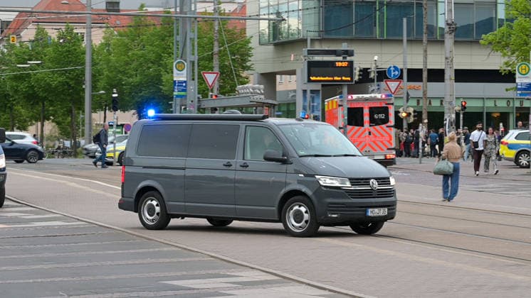 Leipzig: Auto fährt durch Menschenmenge Innenstadt Ministerpräsident Michael Kretschmer besucht den Tatort Am Montagnachmittag kam es in der Leipziger Innenstadt im Bereich des Augustusplatzes zu einer umfangreichen Einsatzlage, bei der ein Massenanfall von Verletzten (MANV) ausgerufen wurde. Nach ersten Erkenntnissen war ein Fahrzeug im innerstädtischen Bereich unterwegs und erfasste dabei mehrere Personen, wobei sich die Lage vom Augustusplatz über die Grimmaische Straße bis in den Bereich Markt erstreckte. Nach Angaben des Leipziger Branddirektors Axel Schuh wurden zwei Personen so schwer verletzt, dass sie noch vor Ort beziehungsweise kurze Zeit später verstarben. Zwei weitere Menschen erlitten schwere Verletzungen und wurden Copyright: xEHLxMediax 20260504_leipzig-pkw-menschenmenge_29