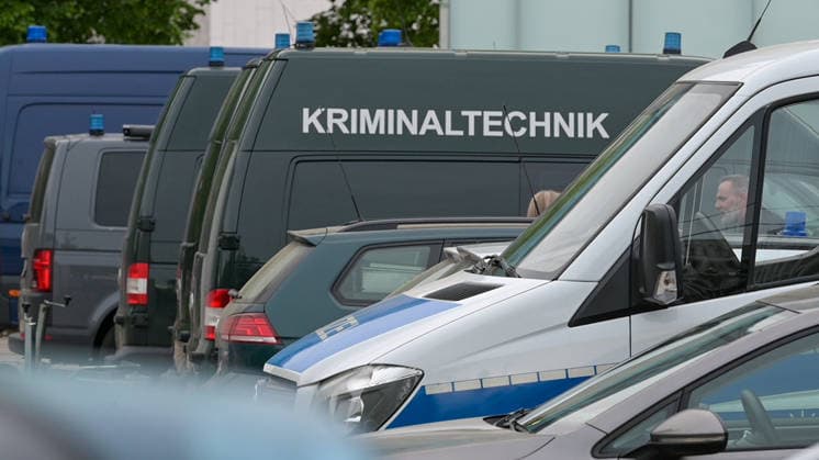 Leipzig: Auto fährt durch Menschenmenge Innenstadt Ministerpräsident Michael Kretschmer besucht den Tatort Am Montagnachmittag kam es in der Leipziger Innenstadt im Bereich des Augustusplatzes zu einer umfangreichen Einsatzlage, bei der ein Massenanfall von Verletzten (MANV) ausgerufen wurde. Nach ersten Erkenntnissen war ein Fahrzeug im innerstädtischen Bereich unterwegs und erfasste dabei mehrere Personen, wobei sich die Lage vom Augustusplatz über die Grimmaische Straße bis in den Bereich Markt erstreckte. Nach Angaben des Leipziger Branddirektors Axel Schuh wurden zwei Personen so schwer verletzt, dass sie noch vor Ort beziehungsweise kurze Zeit später verstarben. Zwei weitere Menschen erlitten schwere Verletzungen und wurden Copyright: xEHLxMediax 20260504_leipzig-pkw-menschenmenge_31