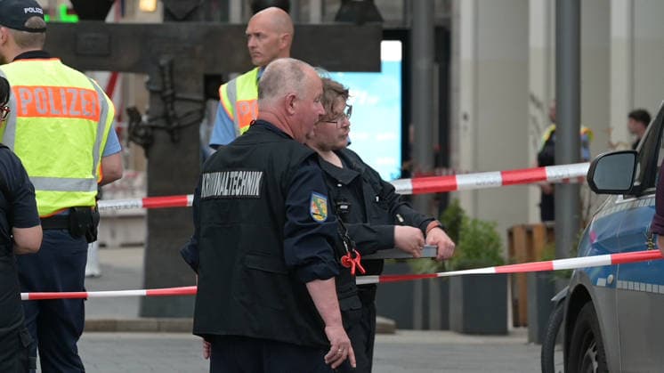 Leipzig: Auto fährt durch Menschenmenge Innenstadt Ministerpräsident Michael Kretschmer besucht den Tatort Am Montagnachmittag kam es in der Leipziger Innenstadt im Bereich des Augustusplatzes zu einer umfangreichen Einsatzlage, bei der ein Massenanfall von Verletzten (MANV) ausgerufen wurde. Nach ersten Erkenntnissen war ein Fahrzeug im innerstädtischen Bereich unterwegs und erfasste dabei mehrere Personen, wobei sich die Lage vom Augustusplatz über die Grimmaische Straße bis in den Bereich Markt erstreckte. Nach Angaben des Leipziger Branddirektors Axel Schuh wurden zwei Personen so schwer verletzt, dass sie noch vor Ort beziehungsweise kurze Zeit später verstarben. Zwei weitere Menschen erlitten schwere Verletzungen und wurden Copyright: xEHLxMediax 20260504_leipzig-pkw-menschenmenge_33