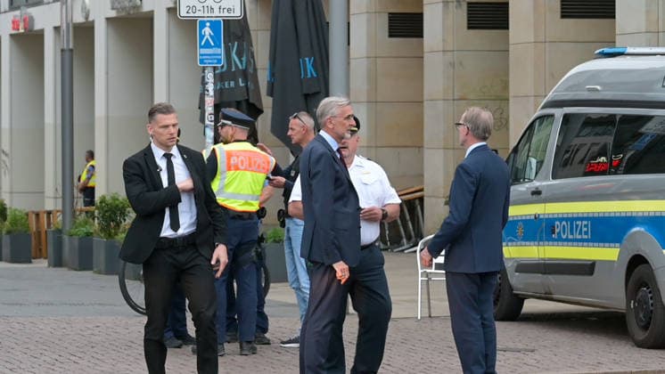 Leipzig: Auto fährt durch Menschenmenge Innenstadt Ministerpräsident Michael Kretschmer besucht den Tatort Am Montagnachmittag kam es in der Leipziger Innenstadt im Bereich des Augustusplatzes zu einer umfangreichen Einsatzlage, bei der ein Massenanfall von Verletzten (MANV) ausgerufen wurde. Nach ersten Erkenntnissen war ein Fahrzeug im innerstädtischen Bereich unterwegs und erfasste dabei mehrere Personen, wobei sich die Lage vom Augustusplatz über die Grimmaische Straße bis in den Bereich Markt erstreckte. Nach Angaben des Leipziger Branddirektors Axel Schuh wurden zwei Personen so schwer verletzt, dass sie noch vor Ort beziehungsweise kurze Zeit später verstarben. Zwei weitere Menschen erlitten schwere Verletzungen und wurden Copyright: xEHLxMediax 20260504_leipzig-pkw-menschenmenge_35