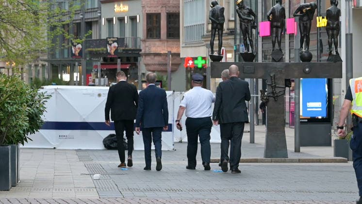 Leipzig: Auto fährt durch Menschenmenge Innenstadt Ministerpräsident Michael Kretschmer besucht den Tatort Am Montagnachmittag kam es in der Leipziger Innenstadt im Bereich des Augustusplatzes zu einer umfangreichen Einsatzlage, bei der ein Massenanfall von Verletzten (MANV) ausgerufen wurde. Nach ersten Erkenntnissen war ein Fahrzeug im innerstädtischen Bereich unterwegs und erfasste dabei mehrere Personen, wobei sich die Lage vom Augustusplatz über die Grimmaische Straße bis in den Bereich Markt erstreckte. Nach Angaben des Leipziger Branddirektors Axel Schuh wurden zwei Personen so schwer verletzt, dass sie noch vor Ort beziehungsweise kurze Zeit später verstarben. Zwei weitere Menschen erlitten schwere Verletzungen und wurden Copyright: xEHLxMediax 20260504_leipzig-pkw-menschenmenge_37