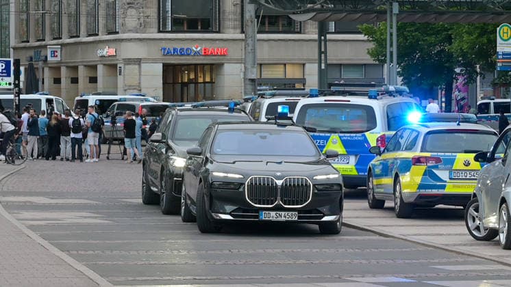 Leipzig: Auto fährt durch Menschenmenge Innenstadt Ministerpräsident Michael Kretschmer besucht den Tatort Am Montagnachmittag kam es in der Leipziger Innenstadt im Bereich des Augustusplatzes zu einer umfangreichen Einsatzlage, bei der ein Massenanfall von Verletzten (MANV) ausgerufen wurde. Nach ersten Erkenntnissen war ein Fahrzeug im innerstädtischen Bereich unterwegs und erfasste dabei mehrere Personen, wobei sich die Lage vom Augustusplatz über die Grimmaische Straße bis in den Bereich Markt erstreckte. Nach Angaben des Leipziger Branddirektors Axel Schuh wurden zwei Personen so schwer verletzt, dass sie noch vor Ort beziehungsweise kurze Zeit später verstarben. Zwei weitere Menschen erlitten schwere Verletzungen und wurden Copyright: xEHLxMediax 20260504_leipzig-pkw-menschenmenge_39
