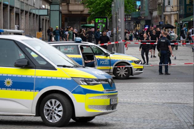 Leipzig: Auto fährt durch Menschenmenge Innenstadt Kriminaltechnik nimmt Arbeit am Tatort auf Am Montagnachmittag kam es in der Leipziger Innenstadt im Bereich des Augustusplatzes zu einer umfangreichen Einsatzlage, bei der ein Massenanfall von Verletzten (MANV) ausgerufen wurde. Nach ersten Erkenntnissen war ein Fahrzeug im innerstädtischen Bereich unterwegs und erfasste dabei mehrere Personen, wobei sich die Lage vom Augustusplatz über die Grimmaische Straße bis in den Bereich Markt erstreckte. Nach Angaben des Leipziger Branddirektors Axel Schuh wurden zwei Personen so schwer verletzt, dass sie noch vor Ort beziehungsweise kurze Zeit später verstarben, während zwei weitere Menschen schwere Verletzungen erlitten und nach einer Copyright: xEHLxMediax 20260504_leipzig-pkw-menschenmenge_40