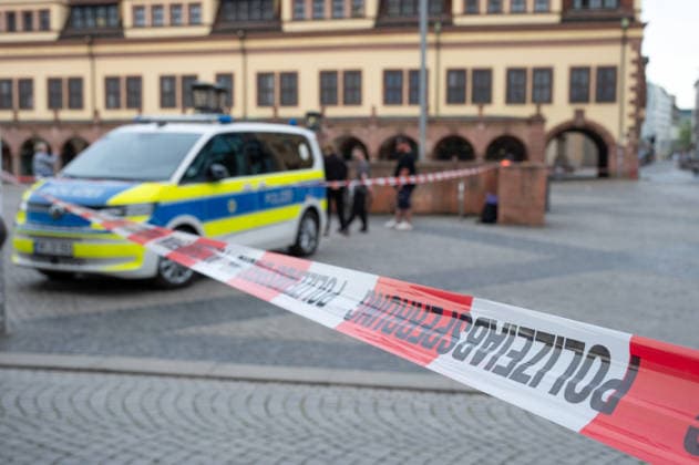 Leipzig: Auto fährt durch Menschenmenge Innenstadt Kriminaltechnik nimmt Arbeit am Tatort auf Am Montagnachmittag kam es in der Leipziger Innenstadt im Bereich des Augustusplatzes zu einer umfangreichen Einsatzlage, bei der ein Massenanfall von Verletzten (MANV) ausgerufen wurde. Nach ersten Erkenntnissen war ein Fahrzeug im innerstädtischen Bereich unterwegs und erfasste dabei mehrere Personen, wobei sich die Lage vom Augustusplatz über die Grimmaische Straße bis in den Bereich Markt erstreckte. Nach Angaben des Leipziger Branddirektors Axel Schuh wurden zwei Personen so schwer verletzt, dass sie noch vor Ort beziehungsweise kurze Zeit später verstarben, während zwei weitere Menschen schwere Verletzungen erlitten und nach einer Copyright: xEHLxMediax 20260504_leipzig-pkw-menschenmenge_42