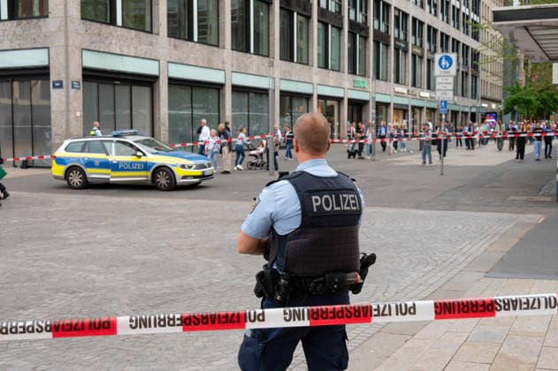 Leipzig: Auto fährt durch Menschenmenge Innenstadt Kriminaltechnik nimmt Arbeit am Tatort auf Am Montagnachmittag kam es in der Leipziger Innenstadt im Bereich des Augustusplatzes zu einer umfangreichen Einsatzlage, bei der ein Massenanfall von Verletzten (MANV) ausgerufen wurde. Nach ersten Erkenntnissen war ein Fahrzeug im innerstädtischen Bereich unterwegs und erfasste dabei mehrere Personen, wobei sich die Lage vom Augustusplatz über die Grimmaische Straße bis in den Bereich Markt erstreckte. Nach Angaben des Leipziger Branddirektors Axel Schuh wurden zwei Personen so schwer verletzt, dass sie noch vor Ort beziehungsweise kurze Zeit später verstarben, während zwei weitere Menschen schwere Verletzungen erlitten und nach einer Copyright: xEHLxMediax 20260504_leipzig-pkw-menschenmenge_43