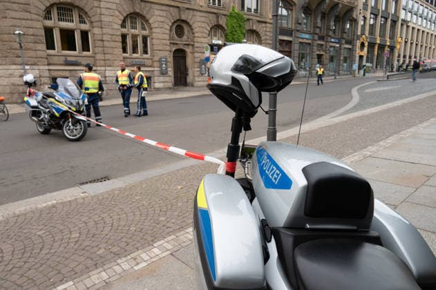 Leipzig: Auto fährt durch Menschenmenge Innenstadt Kriminaltechnik nimmt Arbeit am Tatort auf Am Montagnachmittag kam es in der Leipziger Innenstadt im Bereich des Augustusplatzes zu einer umfangreichen Einsatzlage, bei der ein Massenanfall von Verletzten (MANV) ausgerufen wurde. Nach ersten Erkenntnissen war ein Fahrzeug im innerstädtischen Bereich unterwegs und erfasste dabei mehrere Personen, wobei sich die Lage vom Augustusplatz über die Grimmaische Straße bis in den Bereich Markt erstreckte. Nach Angaben des Leipziger Branddirektors Axel Schuh wurden zwei Personen so schwer verletzt, dass sie noch vor Ort beziehungsweise kurze Zeit später verstarben, während zwei weitere Menschen schwere Verletzungen erlitten und nach einer Copyright: xEHLxMediax 20260504_leipzig-pkw-menschenmenge_46