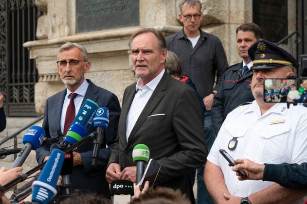 Leipzig: Auto fährt durch Menschenmenge Innenstadt Kriminaltechnik nimmt Arbeit am Tatort auf Am Montagnachmittag kam es in der Leipziger Innenstadt im Bereich des Augustusplatzes zu einer umfangreichen Einsatzlage, bei der ein Massenanfall von Verletzten (MANV) ausgerufen wurde. Nach ersten Erkenntnissen war ein Fahrzeug im innerstädtischen Bereich unterwegs und erfasste dabei mehrere Personen, wobei sich die Lage vom Augustusplatz über die Grimmaische Straße bis in den Bereich Markt erstreckte. Nach Angaben des Leipziger Branddirektors Axel Schuh wurden zwei Personen so schwer verletzt, dass sie noch vor Ort beziehungsweise kurze Zeit später verstarben, während zwei weitere Menschen schwere Verletzungen erlitten und nach einer Copyright: xEHLxMediax 20260504_leipzig-pkw-menschenmenge_47