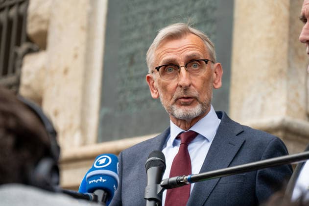 Leipzig: Auto fährt durch Menschenmenge Innenstadt Kriminaltechnik nimmt Arbeit am Tatort auf Am Montagnachmittag kam es in der Leipziger Innenstadt im Bereich des Augustusplatzes zu einer umfangreichen Einsatzlage, bei der ein Massenanfall von Verletzten (MANV) ausgerufen wurde. Nach ersten Erkenntnissen war ein Fahrzeug im innerstädtischen Bereich unterwegs und erfasste dabei mehrere Personen, wobei sich die Lage vom Augustusplatz über die Grimmaische Straße bis in den Bereich Markt erstreckte. Nach Angaben des Leipziger Branddirektors Axel Schuh wurden zwei Personen so schwer verletzt, dass sie noch vor Ort beziehungsweise kurze Zeit später verstarben, während zwei weitere Menschen schwere Verletzungen erlitten und nach einer Copyright: xEHLxMediax 20260504_leipzig-pkw-menschenmenge_62