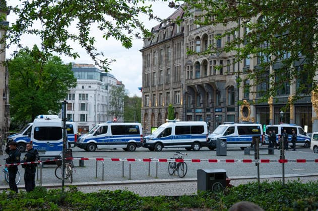 Leipzig: Auto fährt durch Menschenmenge Innenstadt Kriminaltechnik nimmt Arbeit am Tatort auf Am Montagnachmittag kam es in der Leipziger Innenstadt im Bereich des Augustusplatzes zu einer umfangreichen Einsatzlage, bei der ein Massenanfall von Verletzten (MANV) ausgerufen wurde. Nach ersten Erkenntnissen war ein Fahrzeug im innerstädtischen Bereich unterwegs und erfasste dabei mehrere Personen, wobei sich die Lage vom Augustusplatz über die Grimmaische Straße bis in den Bereich Markt erstreckte. Nach Angaben des Leipziger Branddirektors Axel Schuh wurden zwei Personen so schwer verletzt, dass sie noch vor Ort beziehungsweise kurze Zeit später verstarben, während zwei weitere Menschen schwere Verletzungen erlitten und nach einer Copyright: xEHLxMediax 20260504_leipzig-pkw-menschenmenge_64