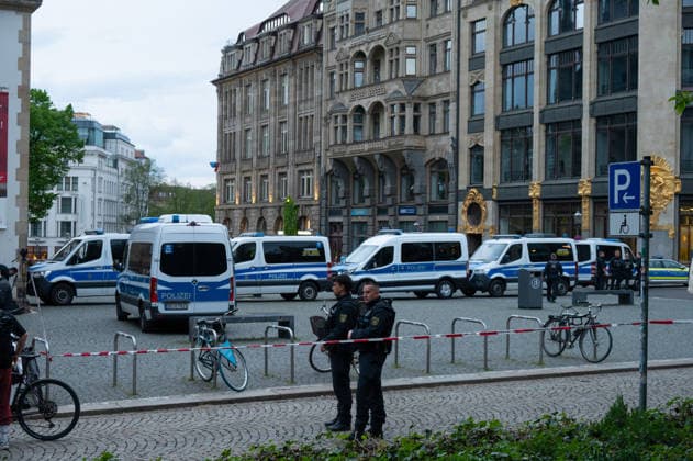 Leipzig: Auto fährt durch Menschenmenge Innenstadt Kriminaltechnik nimmt Arbeit am Tatort auf Am Montagnachmittag kam es in der Leipziger Innenstadt im Bereich des Augustusplatzes zu einer umfangreichen Einsatzlage, bei der ein Massenanfall von Verletzten (MANV) ausgerufen wurde. Nach ersten Erkenntnissen war ein Fahrzeug im innerstädtischen Bereich unterwegs und erfasste dabei mehrere Personen, wobei sich die Lage vom Augustusplatz über die Grimmaische Straße bis in den Bereich Markt erstreckte. Nach Angaben des Leipziger Branddirektors Axel Schuh wurden zwei Personen so schwer verletzt, dass sie noch vor Ort beziehungsweise kurze Zeit später verstarben, während zwei weitere Menschen schwere Verletzungen erlitten und nach einer Copyright: xEHLxMediax 20260504_leipzig-pkw-menschenmenge_66