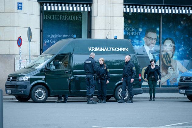 Leipzig: Auto fährt durch Menschenmenge Innenstadt Kriminaltechnik nimmt Arbeit am Tatort auf Am Montagnachmittag kam es in der Leipziger Innenstadt im Bereich des Augustusplatzes zu einer umfangreichen Einsatzlage, bei der ein Massenanfall von Verletzten (MANV) ausgerufen wurde. Nach ersten Erkenntnissen war ein Fahrzeug im innerstädtischen Bereich unterwegs und erfasste dabei mehrere Personen, wobei sich die Lage vom Augustusplatz über die Grimmaische Straße bis in den Bereich Markt erstreckte. Nach Angaben des Leipziger Branddirektors Axel Schuh wurden zwei Personen so schwer verletzt, dass sie noch vor Ort beziehungsweise kurze Zeit später verstarben, während zwei weitere Menschen schwere Verletzungen erlitten und nach einer Copyright: xEHLxMediax 20260504_leipzig-pkw-menschenmenge_69