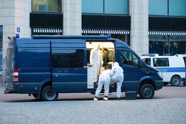 Leipzig: Auto fährt durch Menschenmenge Innenstadt Kriminaltechnik nimmt Arbeit am Tatort auf Am Montagnachmittag kam es in der Leipziger Innenstadt im Bereich des Augustusplatzes zu einer umfangreichen Einsatzlage, bei der ein Massenanfall von Verletzten (MANV) ausgerufen wurde. Nach ersten Erkenntnissen war ein Fahrzeug im innerstädtischen Bereich unterwegs und erfasste dabei mehrere Personen, wobei sich die Lage vom Augustusplatz über die Grimmaische Straße bis in den Bereich Markt erstreckte. Nach Angaben des Leipziger Branddirektors Axel Schuh wurden zwei Personen so schwer verletzt, dass sie noch vor Ort beziehungsweise kurze Zeit später verstarben, während zwei weitere Menschen schwere Verletzungen erlitten und nach einer Copyright: xEHLxMediax 20260504_leipzig-pkw-menschenmenge_71