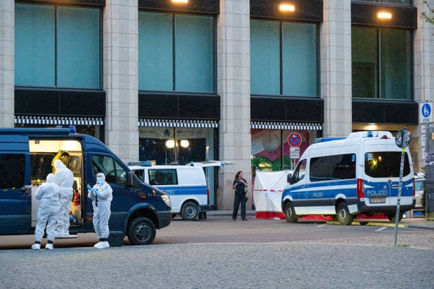 Leipzig: Auto fährt durch Menschenmenge Innenstadt Kriminaltechnik nimmt Arbeit am Tatort auf Am Montagnachmittag kam es in der Leipziger Innenstadt im Bereich des Augustusplatzes zu einer umfangreichen Einsatzlage, bei der ein Massenanfall von Verletzten (MANV) ausgerufen wurde. Nach ersten Erkenntnissen war ein Fahrzeug im innerstädtischen Bereich unterwegs und erfasste dabei mehrere Personen, wobei sich die Lage vom Augustusplatz über die Grimmaische Straße bis in den Bereich Markt erstreckte. Nach Angaben des Leipziger Branddirektors Axel Schuh wurden zwei Personen so schwer verletzt, dass sie noch vor Ort beziehungsweise kurze Zeit später verstarben, während zwei weitere Menschen schwere Verletzungen erlitten und nach einer Copyright: xEHLxMediax 20260504_leipzig-pkw-menschenmenge_74