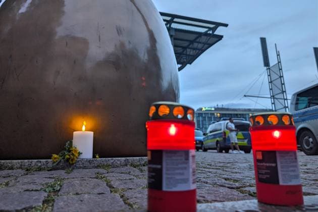 Leipzig, Saxony, Germany, 04 05 2026 Car drives into crowd in Leipzig The incident took place on Grimmaische Straße in the city center, the area between Augustusplatz and Ritterstraße was cordoned off Candles near the crime scene Copyright: xdtsxNachrichtenagenturx dts_117572