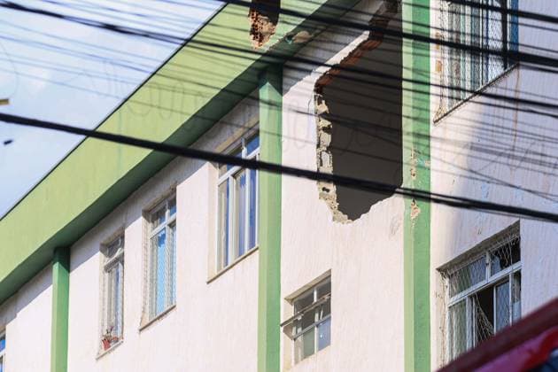 Aviao de pequeno porte cai, atinge prÃ dio e deixa dois mortos em Belo Horizonte Scene at the site where a small aircraft crashed into a residential building in the Silveira neighborhood of Belo Horizonte, Minas Gerais state, Brazil, Monday, May 4, 2026. According to the Fire Department, five people were on board; two died. The three others were taken to Joao XXIII Hospital. The aircraft had departed from Pampulha Airport at 12:16 p.m. 05 04 2026. PHOTO: RODNEY COSTA ZIMEL PRESS ESTADoO CONTEÃöDO BELO HORIZONTE MG BRASIL  Copyright: xRODNEYxCOSTAx
