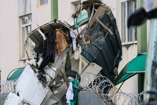 Aviao de pequeno porte cai, atinge prÃ dio e deixa dois mortos em Belo Horizonte Scene at the site where a small aircraft crashed into a residential building in the Silveira neighborhood of Belo Horizonte, Minas Gerais state, Brazil, Monday, May 4, 2026. According to the Fire Department, five people were on board; two died. The three others were taken to Joao XXIII Hospital. The aircraft had departed from Pampulha Airport at 12:16 p.m. 05 04 2026. PHOTO: RODNEY COSTA ZIMEL PRESS ESTADoO CONTEÃöDO BELO HORIZONTE MG BRASIL  Copyright: xRODNEYxCOSTAx