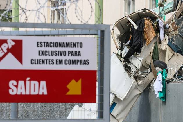 Aviao de pequeno porte cai, atinge prÃ dio e deixa dois mortos em Belo Horizonte Scene at the site where a small aircraft crashed into a residential building in the Silveira neighborhood of Belo Horizonte, Minas Gerais state, Brazil, Monday, May 4, 2026. According to the Fire Department, five people were on board; two died. The three others were taken to Joao XXIII Hospital. The aircraft had departed from Pampulha Airport at 12:16 p.m. 05 04 2026. PHOTO: RODNEY COSTA ZIMEL PRESS ESTADoO CONTEÃöDO BELO HORIZONTE MG BRASIL  Copyright: xRODNEYxCOSTAx