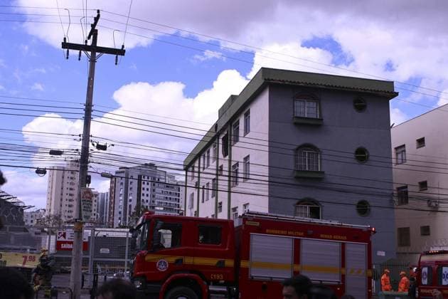Aviao de pequeno porte cai, atinge prÃ dio e deixa dois mortos em Belo Horizonte Scene at the site where a small aircraft crashed into a residential building in the Silveira neighborhood of Belo Horizonte, Minas Gerais state, Brazil, Monday, May 4, 2026. According to the Fire Department, five people were on board; two died. The three others were taken to Joao XXIII Hospital. The aircraft had departed from Pampulha Airport at 12:16 p.m. 05 04 2026. PHOTO: CHRISTIAN MARTINS ATO PRESS ESTADoO CONTEÃöDO BELO HORIZONTE MG BRASIL  Copyright: xCHRISTIANxMARTINSx