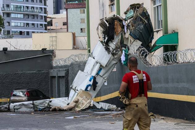 Aviao de pequeno porte cai, atinge prÃ dio e deixa dois mortos em Belo Horizonte Scene at the site where a small aircraft crashed into a residential building in the Silveira neighborhood of Belo Horizonte, Minas Gerais state, Brazil, Monday, May 4, 2026. According to the Fire Department, five people were on board; two died. The three others were taken to Joao XXIII Hospital. The aircraft had departed from Pampulha Airport at 12:16 p.m. 05 04 2026. PHOTO: RODNEY COSTA ZIMEL PRESS ESTADoO CONTEÃöDO BELO HORIZONTE MG BRASIL  Copyright: xRODNEYxCOSTAx