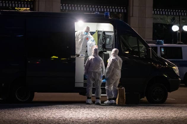 Leipzig car drives through crowd of people city center Forensics begin work at the scene On Monday afternoon, there was an extensive emergency situation in Leipzig city center in the area of Augustusplatz, Copyright: xEHLxMediax 20260504_leipzig-pkw-menschenmenge_76