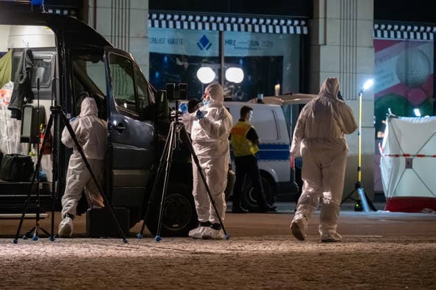 Leipzig car drives through crowd of people city center Forensics begin work at the scene On Monday afternoon, there was an extensive emergency situation in Leipzig city center in the area of Augustusplatz, Copyright: xEHLxMediax 20260504_leipzig-pkw-menschenmenge_77
