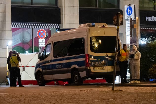 Leipzig car drives through crowd of people city center Forensics begin work at the scene On Monday afternoon, there was an extensive emergency situation in Leipzig city center in the area of Augustusplatz, Copyright: xEHLxMediax 20260504_leipzig-pkw-menschenmenge_78