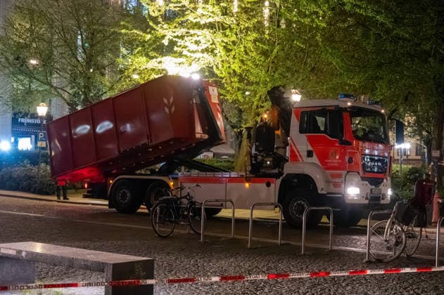 Leipzig car drives through crowd of people city center Forensics begin work at the scene On Monday afternoon, there was an extensive emergency situation in Leipzig city center in the area of Augustusplatz, Copyright: xEHLxMediax 20260504_leipzig-pkw-menschenmenge_79