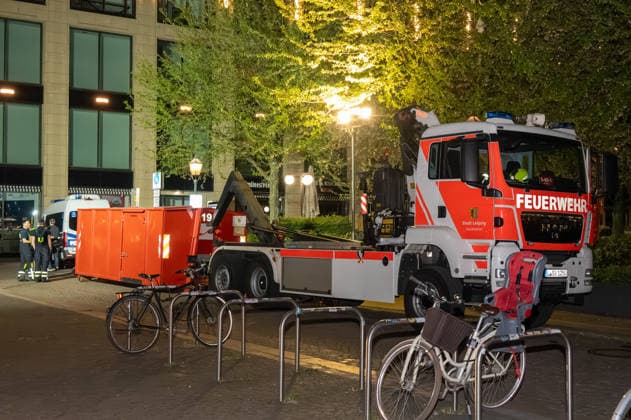 Leipzig car drives through crowd of people city center Forensics begin work at the scene On Monday afternoon, there was an extensive emergency situation in Leipzig city center in the area of Augustusplatz, Copyright: xEHLxMediax 20260504_leipzig-pkw-menschenmenge_80