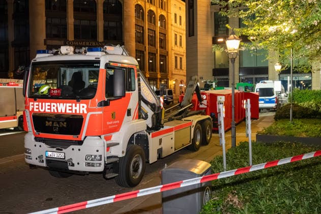 Leipzig car drives through crowd of people city center Forensics begin work at the scene On Monday afternoon, there was an extensive emergency situation in Leipzig city center in the area of Augustusplatz, Copyright: xEHLxMediax 20260504_leipzig-pkw-menschenmenge_81