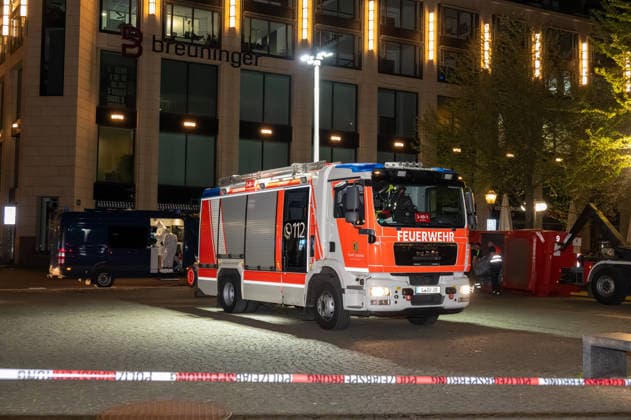 Leipzig car drives through crowd of people city center Forensics begin work at the scene On Monday afternoon, there was an extensive emergency situation in Leipzig city center in the area of Augustusplatz, Copyright: xEHLxMediax 20260504_leipzig-pkw-menschenmenge_82