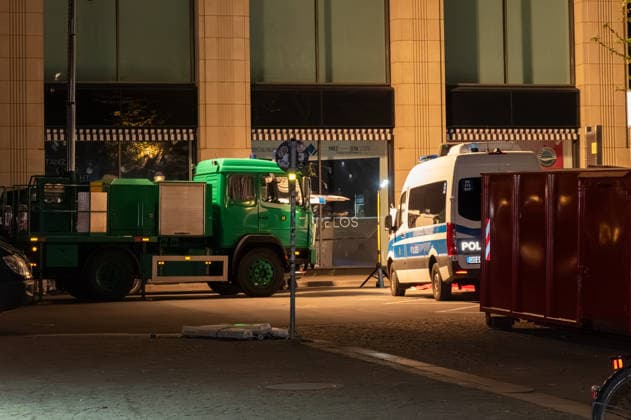 Leipzig car drives through crowd of people city center Forensics begin work at the scene On Monday afternoon, there was an extensive emergency situation in Leipzig city center in the area of Augustusplatz, Copyright: xEHLxMediax 20260504_leipzig-pkw-menschenmenge_83