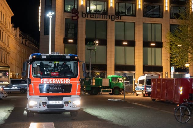 Leipzig car drives through crowd of people city center Forensics begin work at the scene On Monday afternoon, there was an extensive emergency situation in Leipzig city center in the area of Augustusplatz, Copyright: xEHLxMediax 20260504_leipzig-pkw-menschenmenge_84