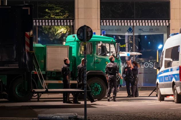 Leipzig car drives through crowd of people city center Forensics begin work at the scene On Monday afternoon, there was an extensive emergency situation in Leipzig city center in the area of Augustusplatz, Copyright: xEHLxMediax 20260504_leipzig-pkw-menschenmenge_86